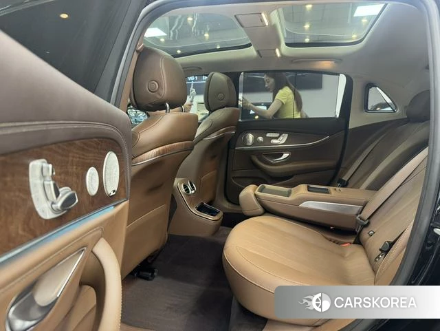 Mercedes-Benz E-class 2023 Черный из Китая, фото 2