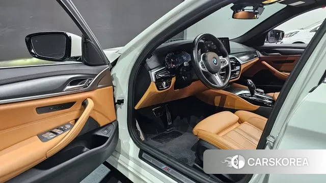 BMW 5 Series (G30) 2023 Белый из Кореи, фото 2