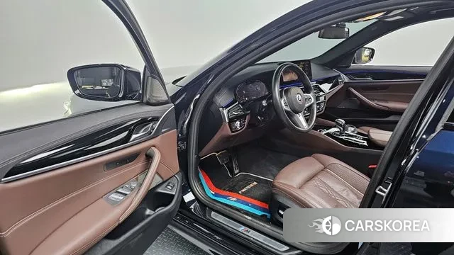 BMW 5 Series (G30) 2022 Черный из Кореи, фото 2