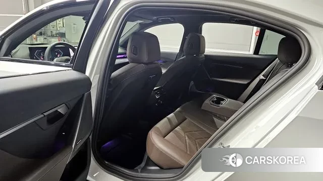 BMW 5 Series (G60) 2025 Белый из Кореи, фото 2