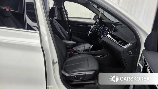 BMW X1 (F48) 2021 Белый из Кореи, фото 2