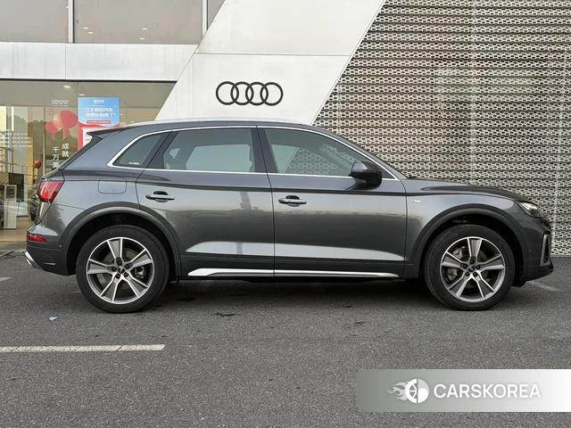 Audi Q5L 2023 Темно-серый из Китая, фото 2