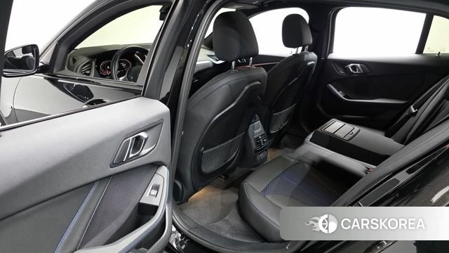 BMW 1 Series (F40) 2023 Черный из Кореи, фото 2