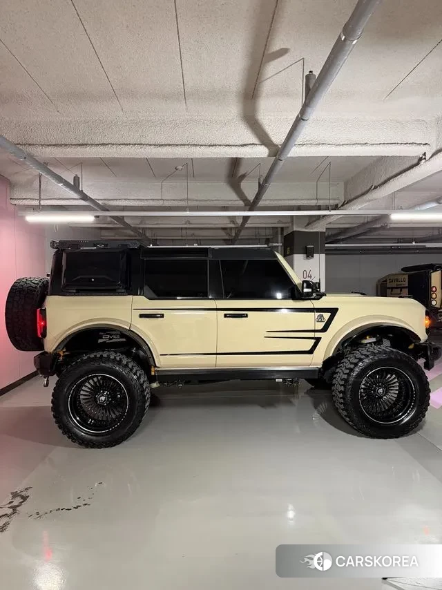 Ford Bronco 6th Generation 2022 Оранжевый из Кореи, фото 2