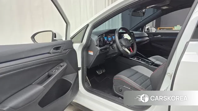 Volkswagen Golf 8th Generation 2024 Белый из Кореи, фото 2