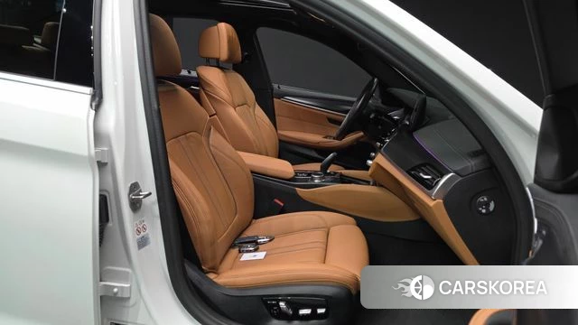 BMW 5 Series (G30) 2023 Белый из Кореи, фото 2