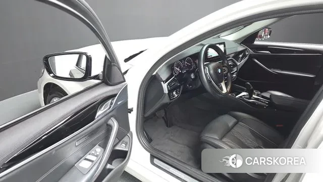 BMW 5 Series (G30) 2019 Белый из Кореи, фото 2