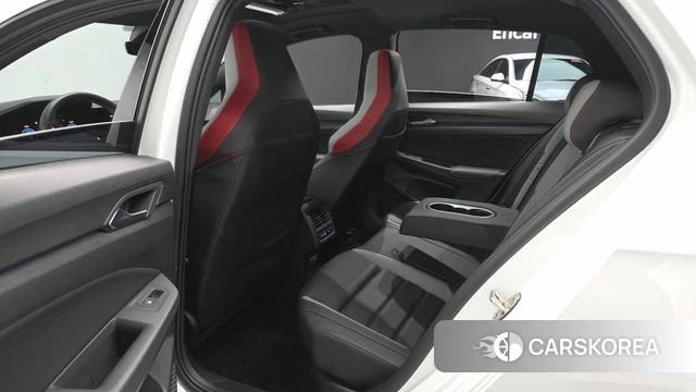 Volkswagen Golf 8th Generation 2024 Белый из Кореи, фото 2