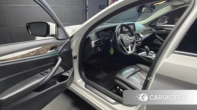 BMW 5 Series (G30) 2019 Белый из Кореи, фото 2