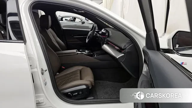 BMW 5 Series (G60) 2024 Белый из Кореи, фото 2