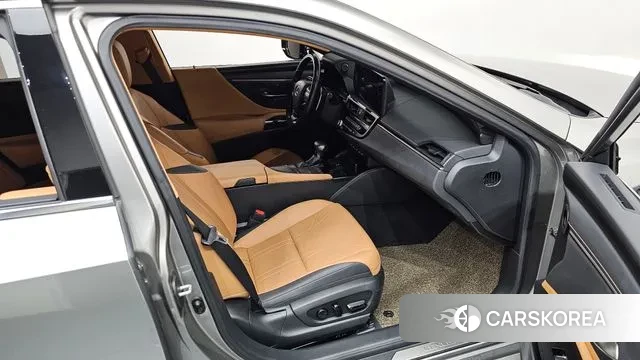 Lexus ES300h 7th generation 2021 Серебряный из Кореи, фото 2