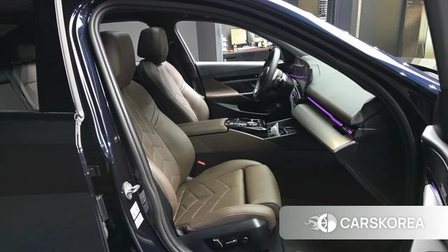 BMW 5 Series (G60) 2024 Черный из Кореи, фото 2