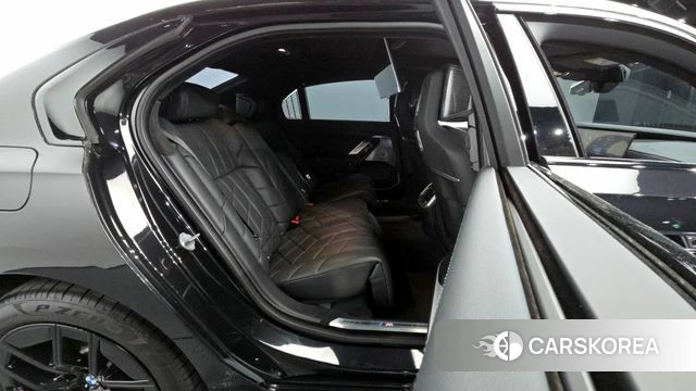 BMW 7 Series (G70) 2023 Черный из Кореи, фото 2
