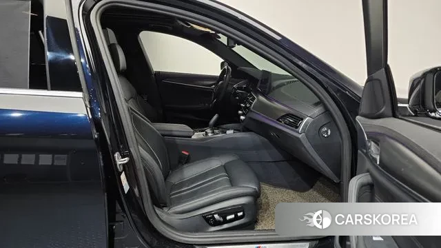 BMW 5 Series (G30) 2022 Черный из Кореи, фото 2