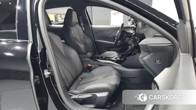 Peugeot e-208 second Generation 2022 Черный из Кореи, фото 2