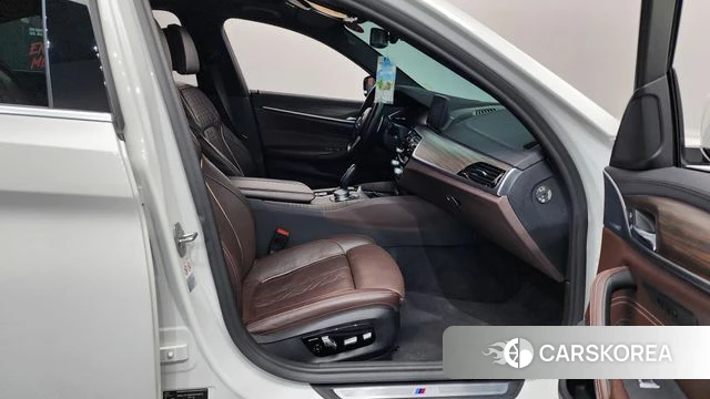 BMW 5 Series (G30) 2019 Белый из Кореи, фото 2