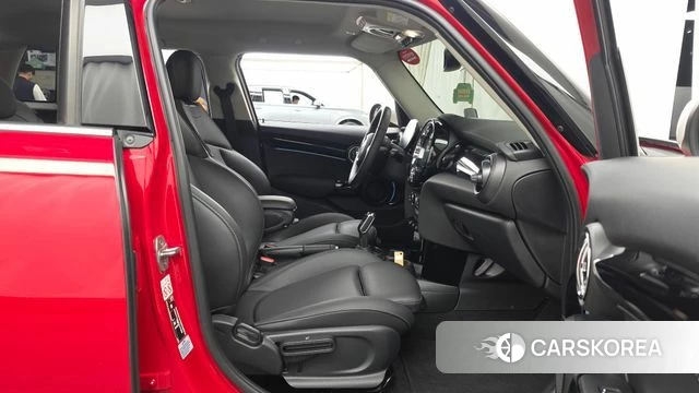 Mini Cooper 2023 Красный из Кореи, фото 2