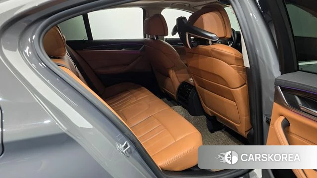 BMW 5 Series (G30) 2021 Серебристо-серый из Кореи, фото 2