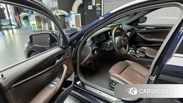 BMW 5 Series (G30) 2023 Черный из Кореи, фото 2