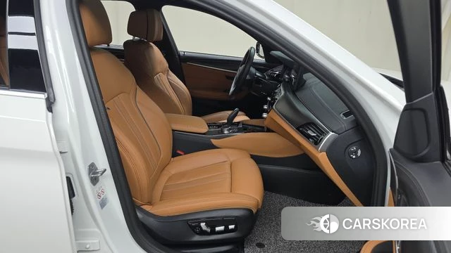 BMW 5 Series (G30) 2023 Белый из Кореи, фото 2