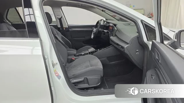 Volkswagen Golf 8th Generation 2023 Белый из Кореи, фото 2