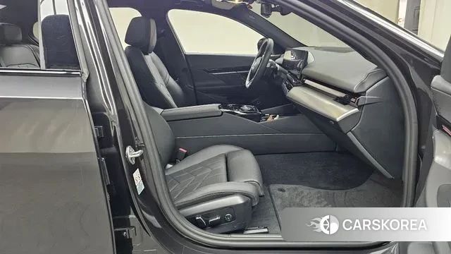 BMW 5 Series (G60) 2024 Серый из Кореи, фото 2