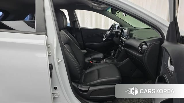 Hyundai Kona 2018 Светло-серебряный цвет из Кореи, фото 2
