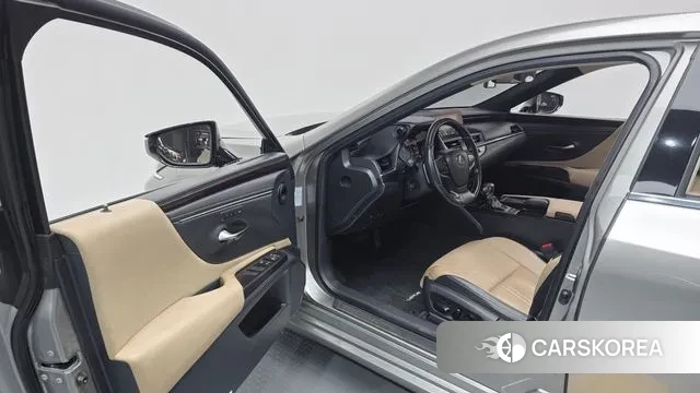 Lexus ES300h 7th generation 2018 Песочный из Кореи, фото 2