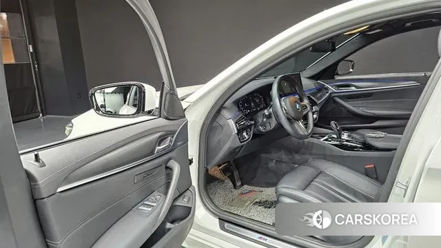 BMW 5 Series (G30) 2022 Белый из Кореи, фото 2