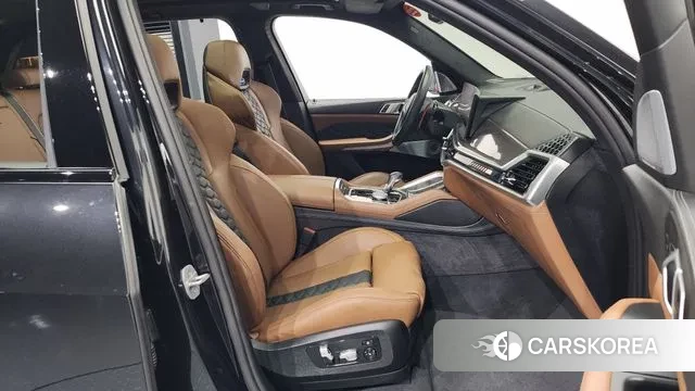 BMW X5M (G05) 2024 Черный из Кореи, фото 2