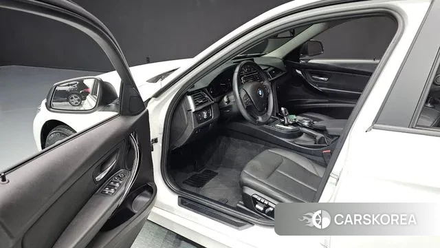 BMW 3 Series (F30) 2018 Белый из Кореи, фото 2