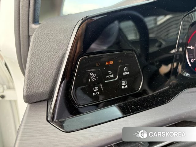 Volkswagen Golf 8th Generation 2023 Белый из Кореи, фото 2