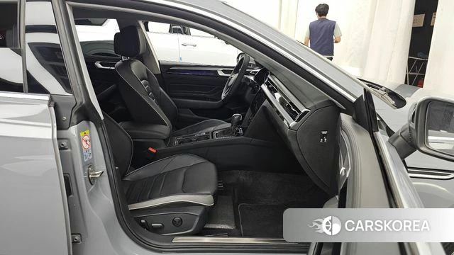 Volkswagen Arteon 2022 Серебристо-серый из Кореи, фото 2