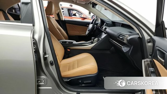 Lexus New IS300 2019 Песочный из Кореи, фото 2