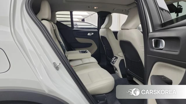 Volvo XC40 2024 Белый из Кореи, фото 2