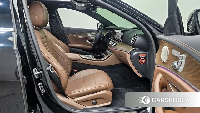 Mercedes-Benz E-Class W213 2023 Черный из Кореи, фото 2