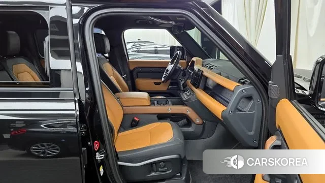 Land Rover Defender (L663) 2024 Черный из Кореи, фото 2