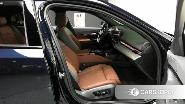 BMW 5 Series (G60) 2025 Черный из Кореи, фото 2