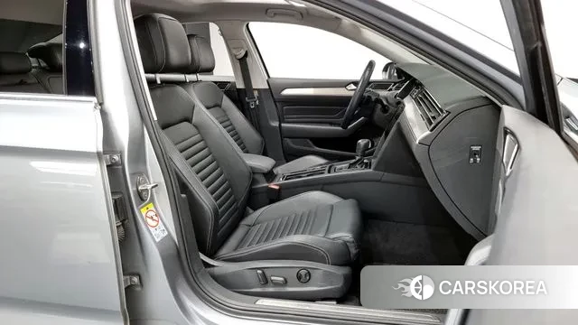 Volkswagen Passat GT (B8) 2021 Серебряный из Кореи, фото 2