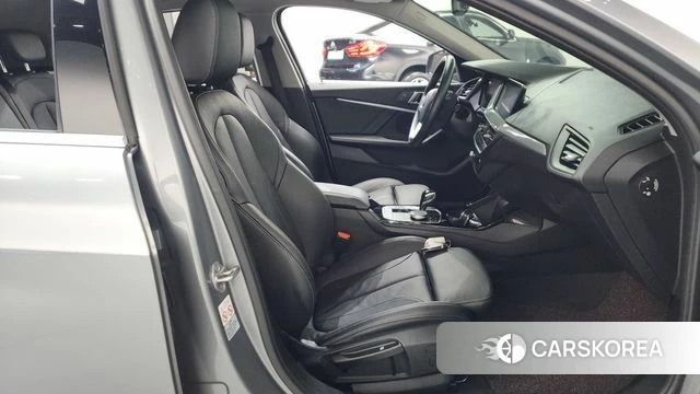 BMW 1 Series (F40) 2022 Серебряный из Кореи, фото 2