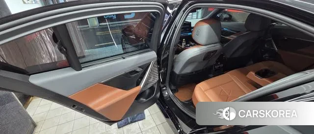 BMW 5 Series (G60) 2025 Черный из Кореи, фото 2