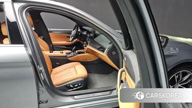 BMW 5 Series (G30) 2023 Серебристо-серый из Кореи, фото 2