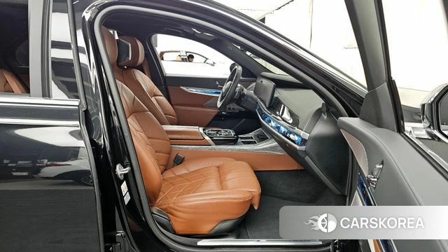 BMW 7 Series (G70) 2024 Черный из Кореи, фото 2