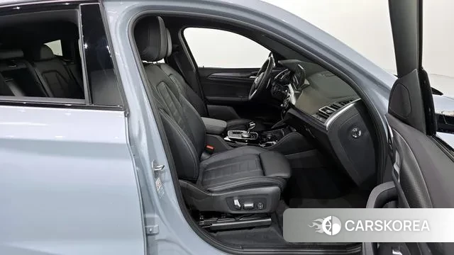 BMW X4 (G02) 2023 Светло-серебряный цвет из Кореи, фото 2