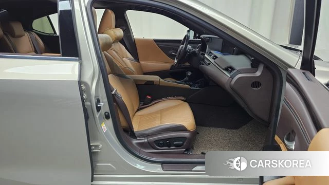 Lexus ES300h 7th generation 2018 Песочный из Кореи, фото 2