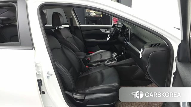 Kia The New K3 2nd generation 2022 Белый из Кореи, фото 2