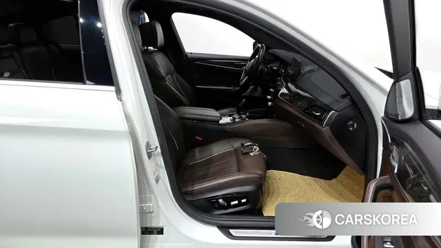 BMW 5 Series (G30) 2018 Белый из Кореи, фото 2