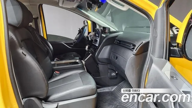 Hyundai Staria 2023 Желтый из Кореи, фото 2