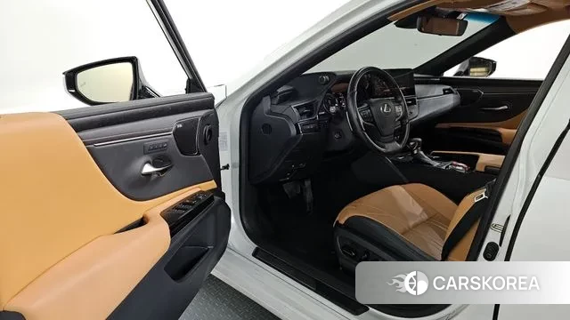 Lexus ES300h 7th generation 2024 Белый из Кореи, фото 2