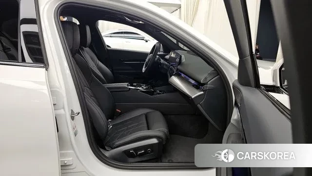 BMW 5 Series (G60) 2024 Белый из Кореи, фото 2